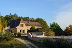 Exterior - Freyssines, charming family home with private pool, pets welcome (Mauzens-et-Miremont)