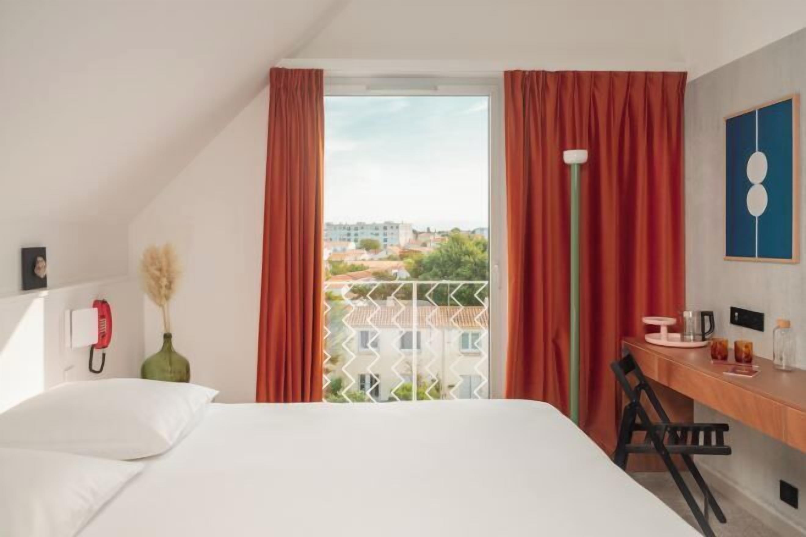 In-room safe, soundproofing, free WiFi, bed sheets