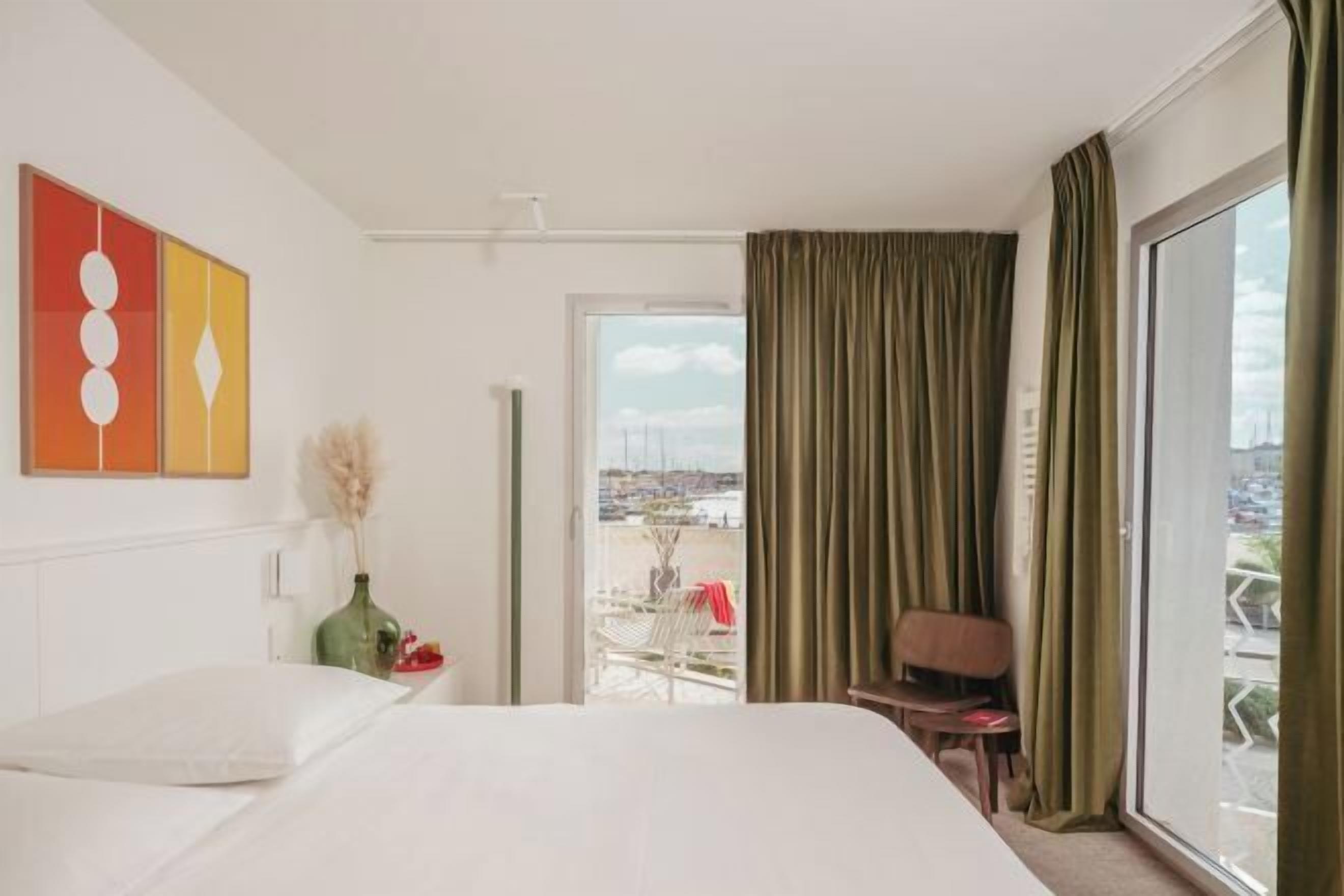 In-room safe, soundproofing, free WiFi, bed sheets