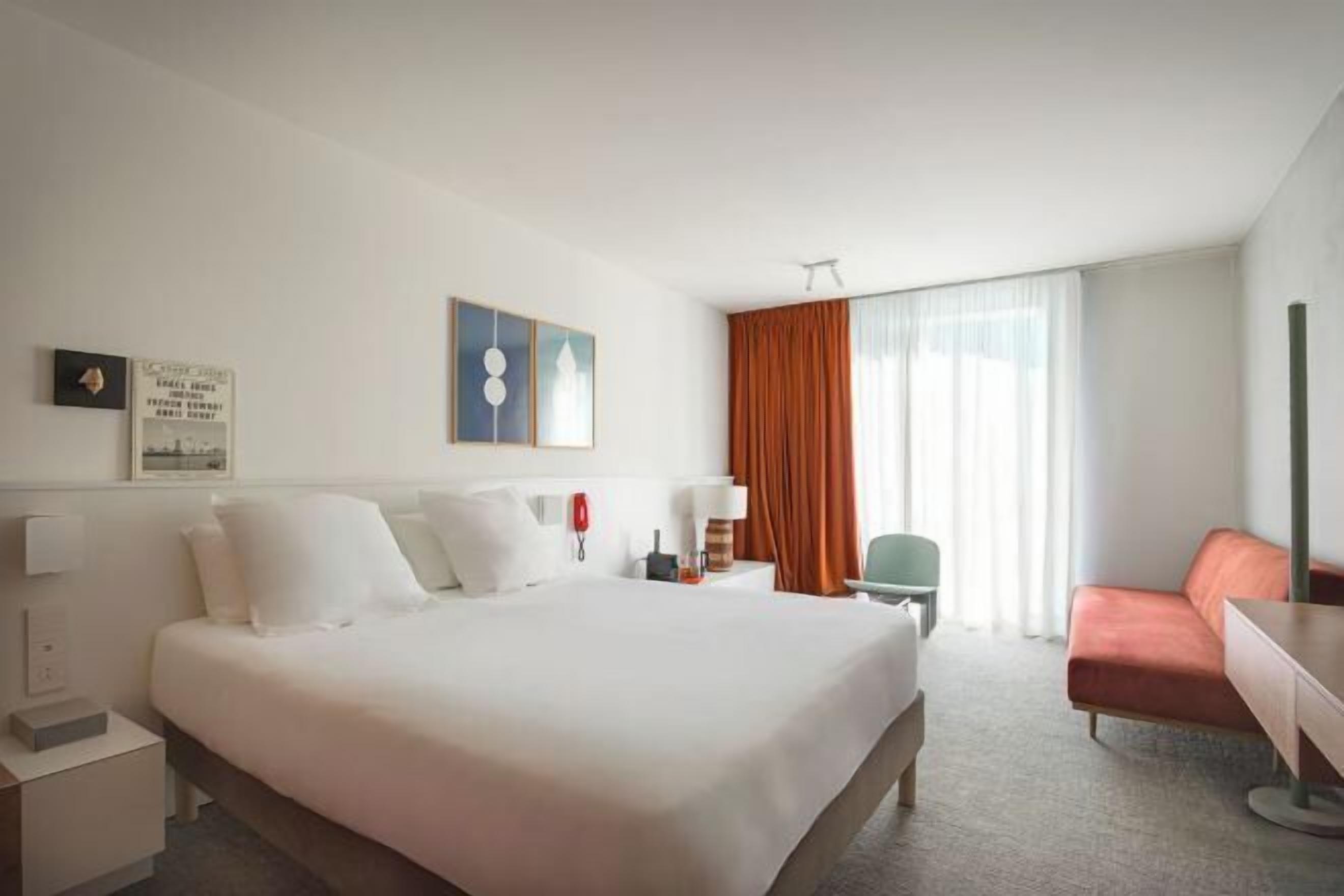 In-room safe, soundproofing, free WiFi, bed sheets