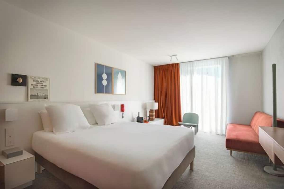In-room safe, soundproofing, free WiFi, bed sheets
