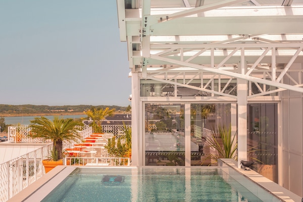 Una piscina al aire libre de temporada, sillones reclinables de piscina