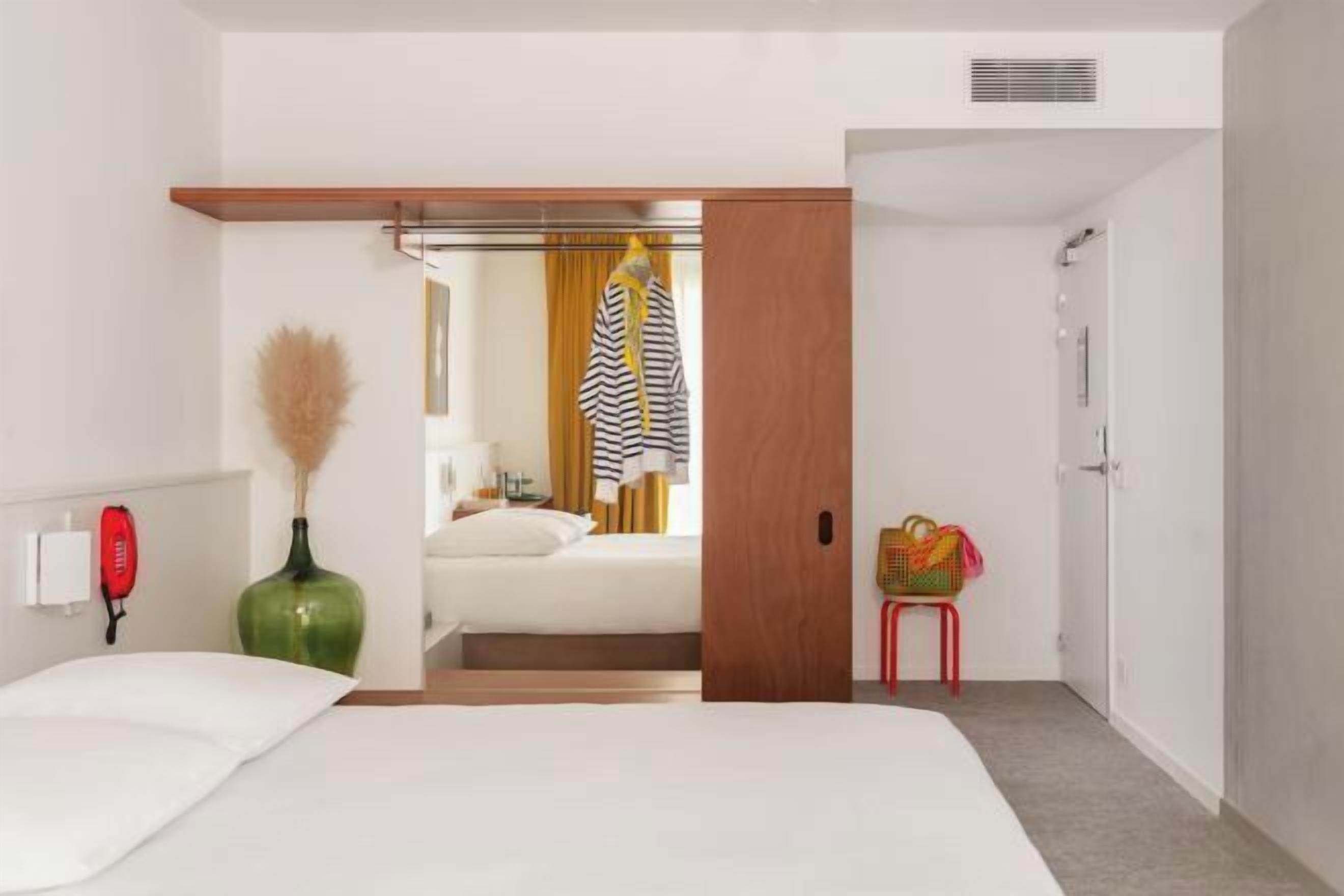 In-room safe, soundproofing, free WiFi, bed sheets