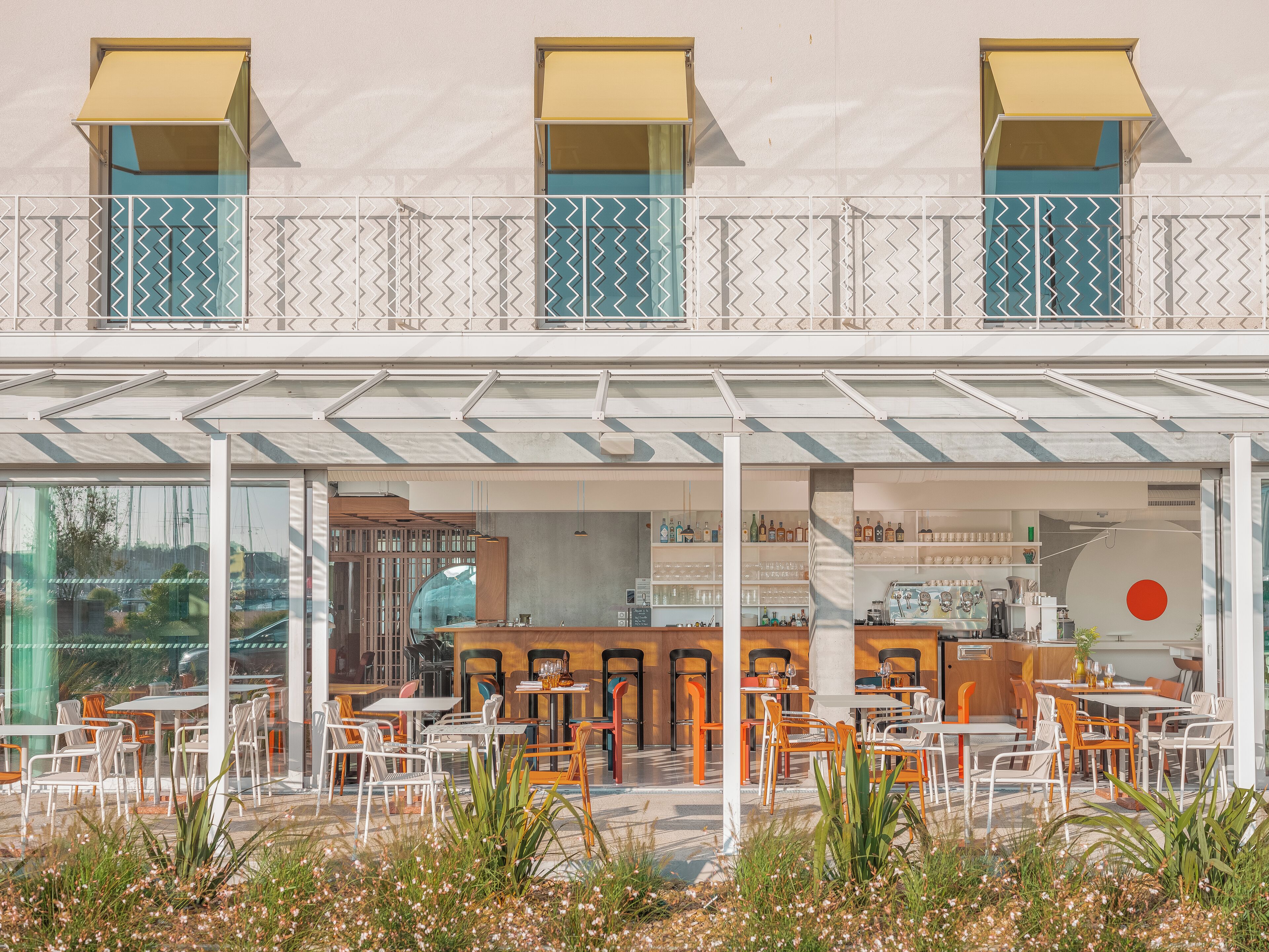 Una cafeteria amb terrassa, zona de bar i vista al carrer.