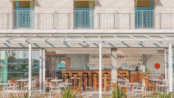 Una cafeteria amb terrassa, zona de bar i vista al carrer.