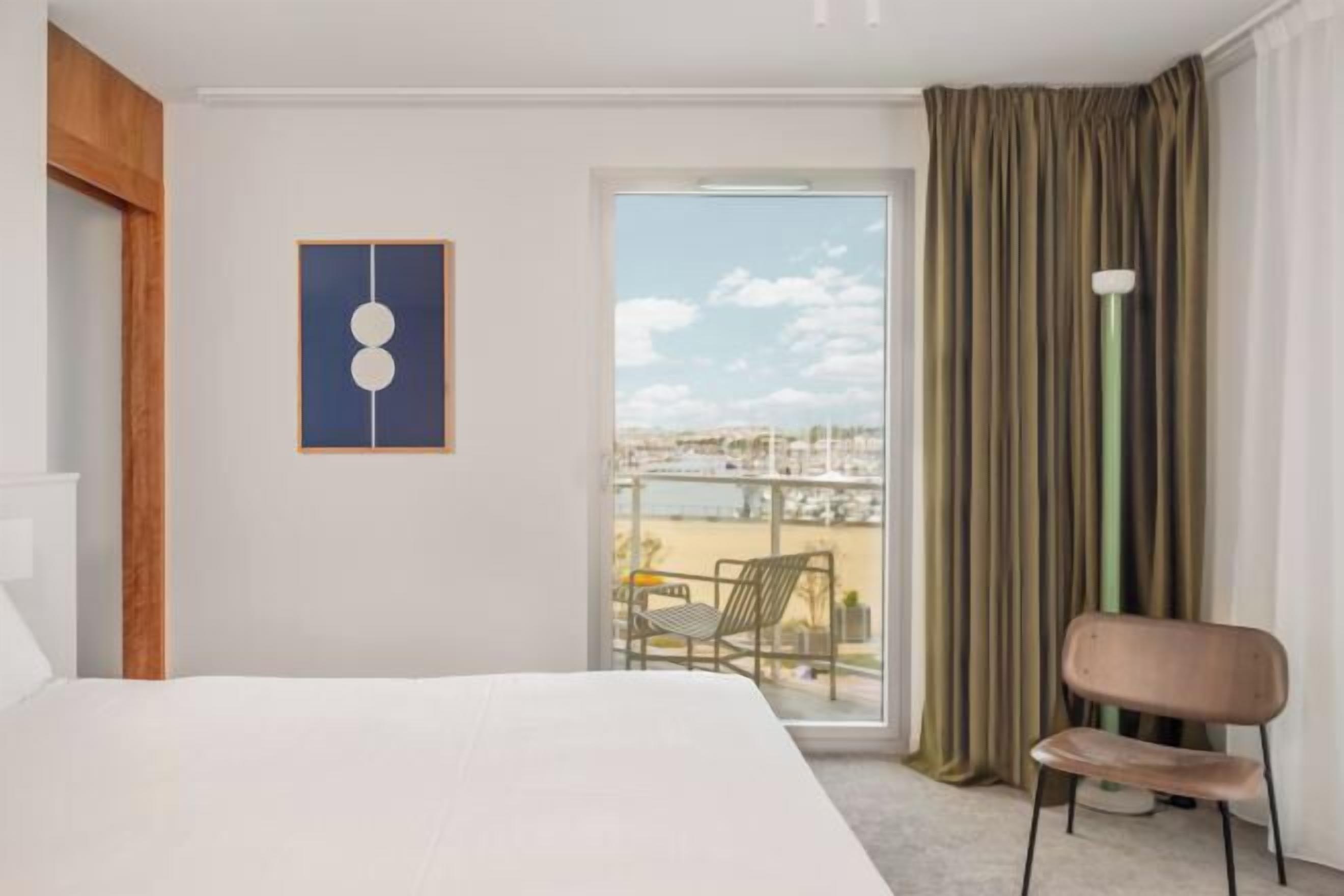 In-room safe, soundproofing, free WiFi, bed sheets