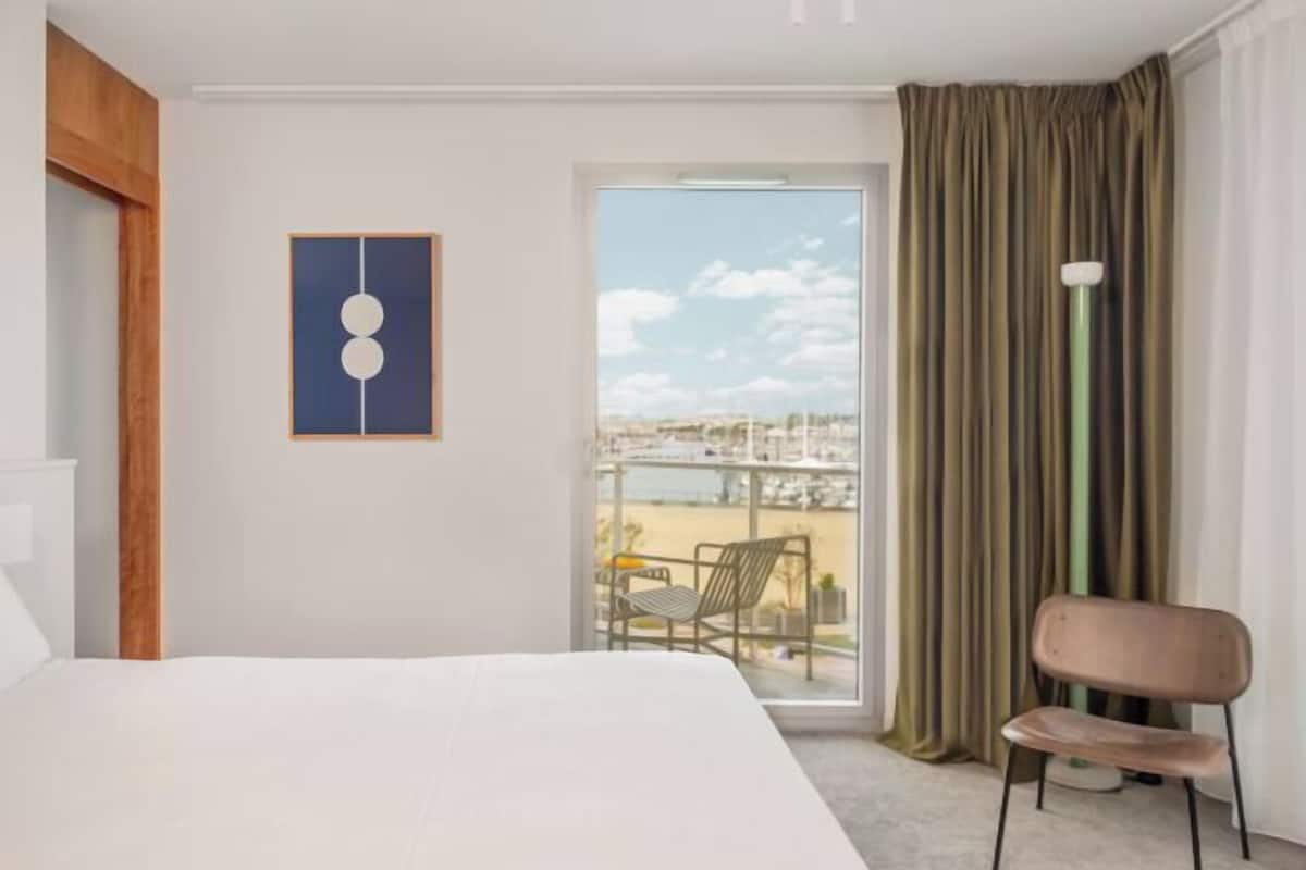 In-room safe, soundproofing, free WiFi, bed sheets