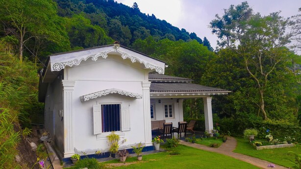 A white house with a porch and a small garden. - Hill House Haldummulla (Haldummulla)