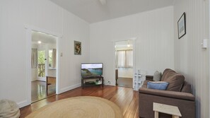 TV - PINCHINS PLACE, TOP NOTCH (BRUNSWICK HEADS)