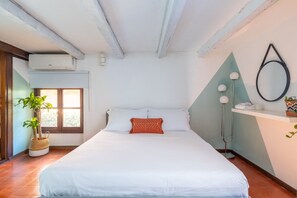 2 室のベッドルーム、デスク、WiFi (無料)、ベッドシーツ