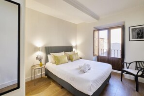 Premium bedding, down comforters, desk, laptop workspace - Estudios Bordadores by Valdesierra  (Salamanca)