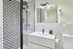 Shower, hair dryer, towels, toilet paper - Estudios Bordadores by Valdesierra  (Salamanca)