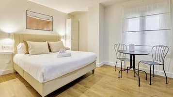 Studio | Desk, laptop workspace, free WiFi, bed sheets