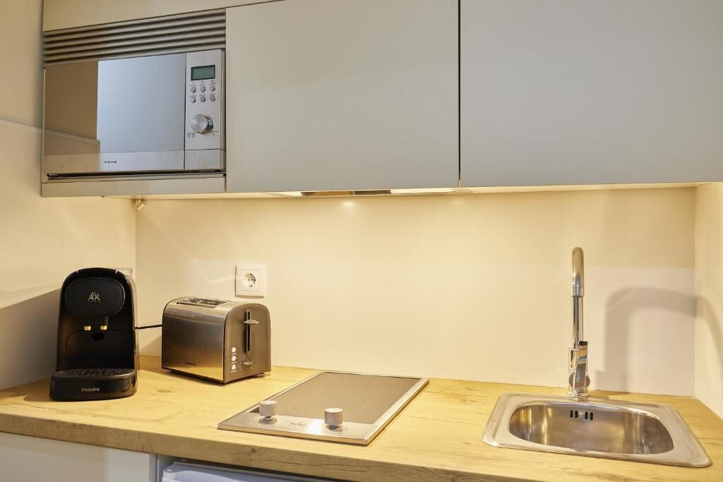 Minikjøleskap, mikrobølgeovn, kokeplater og espressomaskin