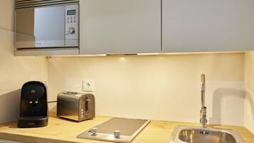 Minikjøleskap, mikrobølgeovn, kokeplater og espressomaskin