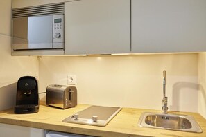 Frigobar, microondas, placa de cocina, cafetera expreso