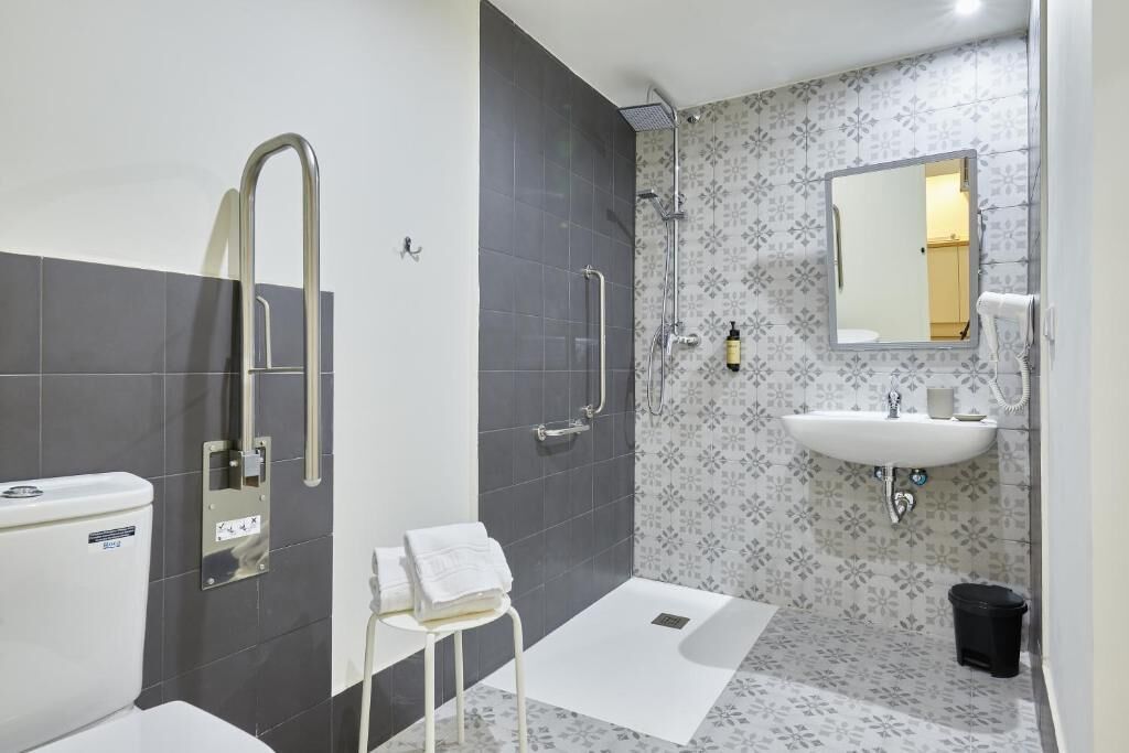 Ein modernes Badezimmer mit Dusche, Toilette und Waschbecken.