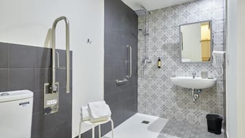 Ein modernes Badezimmer mit Dusche, Toilette und Waschbecken.