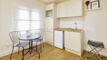 Studio | Private kitchen | Mini-fridge, microwave, stovetop, espresso maker