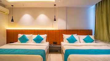 Family Room | Desk, laptop workspace, free WiFi, bed sheets