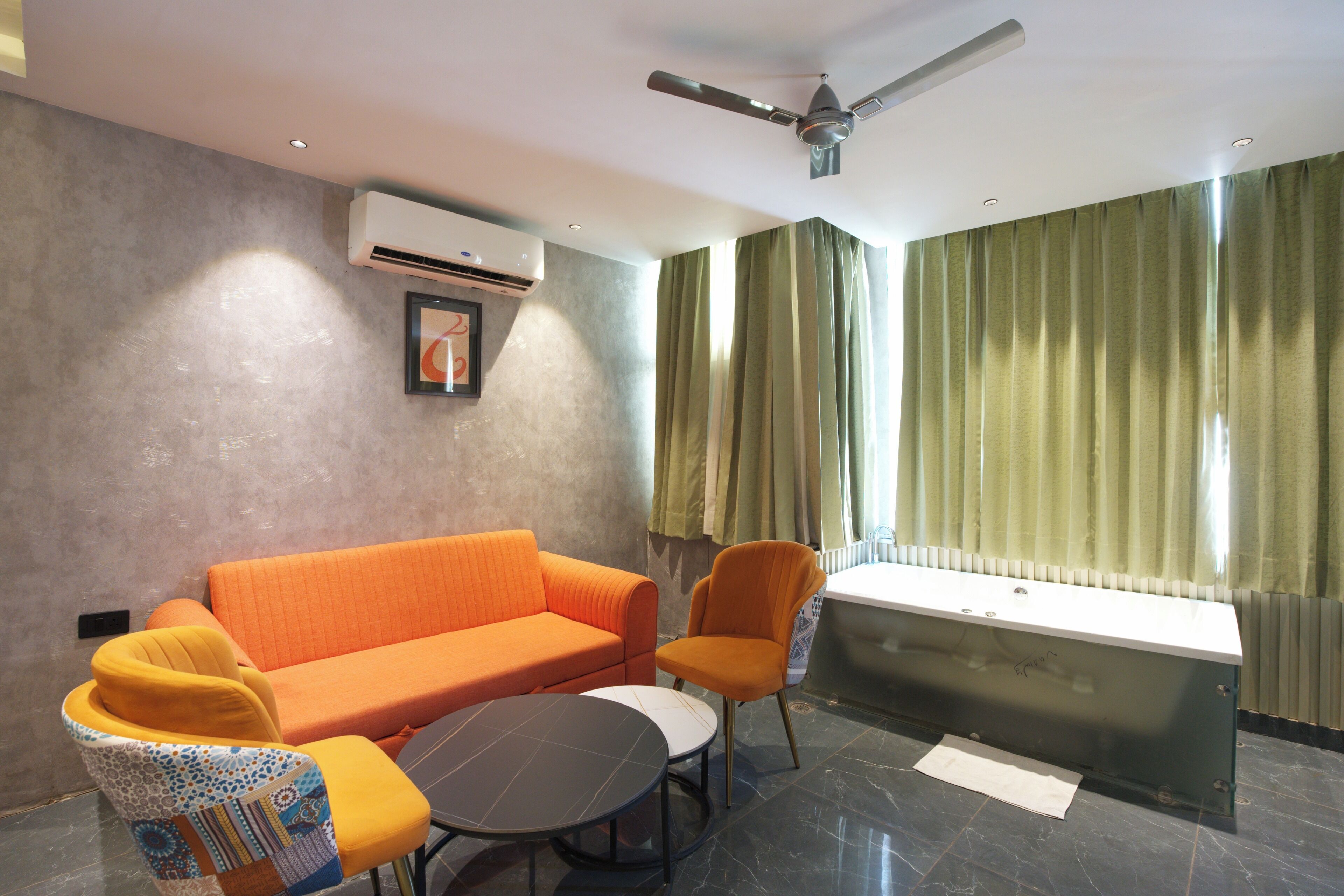 Una habitación moderna con sofá, sillón y una pequeña mesa.