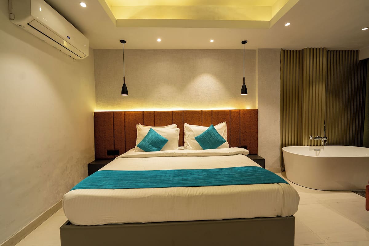 Executive Room | Desk, laptop workspace, free WiFi, bed sheets