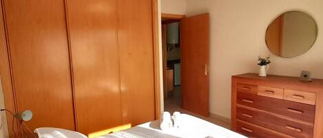 1 bedroom, bed sheets