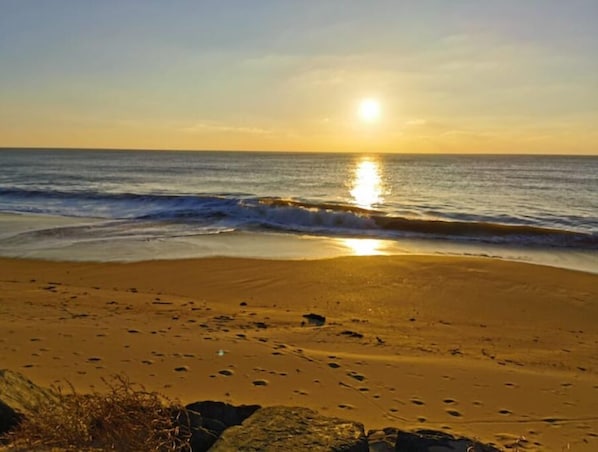 Nära stranden och solstolar
