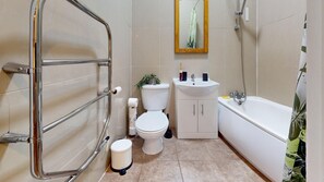 Secador de cabelo, toalhas de banho, papel higiênico 