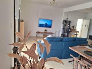 Appartement Familial | Coin séjour | TV connectée de 50 pouces avec chaßnes par cùble