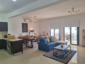 Apartamento família | Área de estar | Smart TV 50 polegadas com canais a cabo
