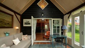 Een televisie, een open haard en boeken