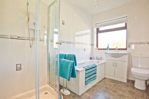 Casa | Baño | Tina y regadera independientes, tina profunda, secadora de cabello 