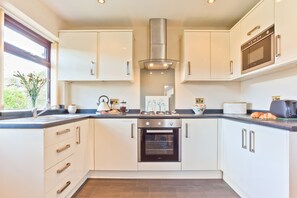 Maison | Cuisine privée | Réfrigérateur, micro-ondes, four, plaque de cuisson