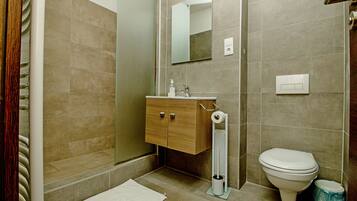 Room, Lake View | Bathroom | Shower, towels