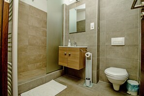 Habitación, vistas al lago | Baño | Ducha y toallas