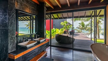 Penthouse Présidentiel, patio, vue océan | Salle de bain | Sèche-cheveux, peignoirs, chaussons, serviettes fournies