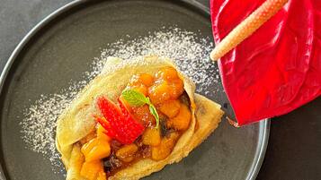 Dessert met fruit en een rode servet op een bord.