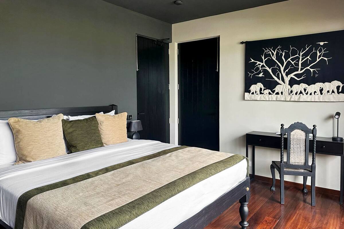 Une chambre à coucher avec un lit, un bureau et une chaise.