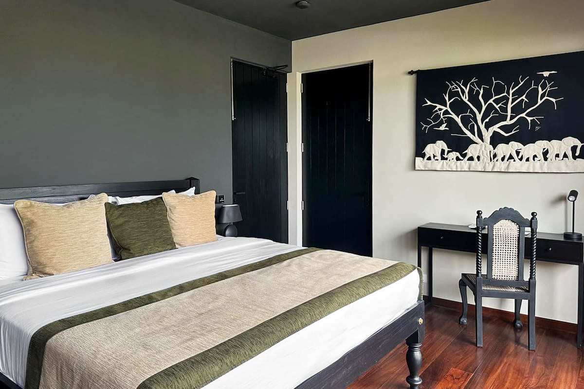 Double Room, Balcony, City View | 1 bilik tidur, peralatan tempat tidur premium, bar mini percuma