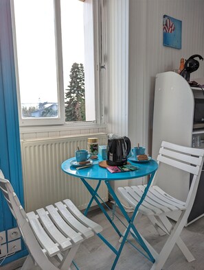 Een bureau, geluiddichte muren, een strijkplank/strijkijzer, gratis wifi