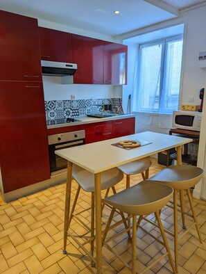 Standaard studio suite | Privékeuken | Een koelkast, een microgolfoven, een oven, een kookplaat