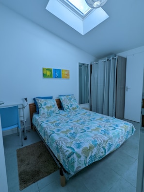 Appartement Design | Bureau, système d’insonorisation, fer et planche à repasser