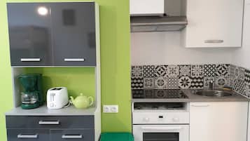 Departamento de diseñador | Cocina privada | Refrigerador, microondas, horno y parrilla de estufa