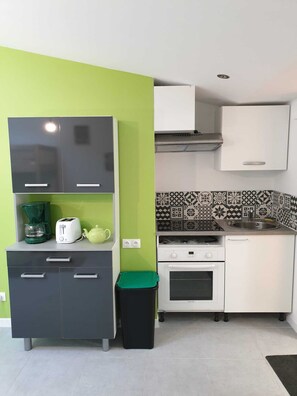 Design Apartment | Private kitchen | Fridge, microwave, oven, stovetop - Appart meublé Beaumont - Futuroscope   (Beaumont Saint-Cyr)