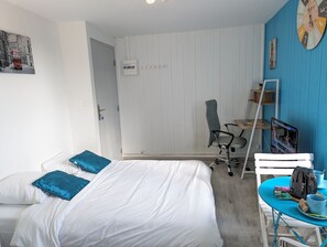 Design studio | Een bureau, geluiddichte muren, een strijkplank/strijkijzer, gratis wifi