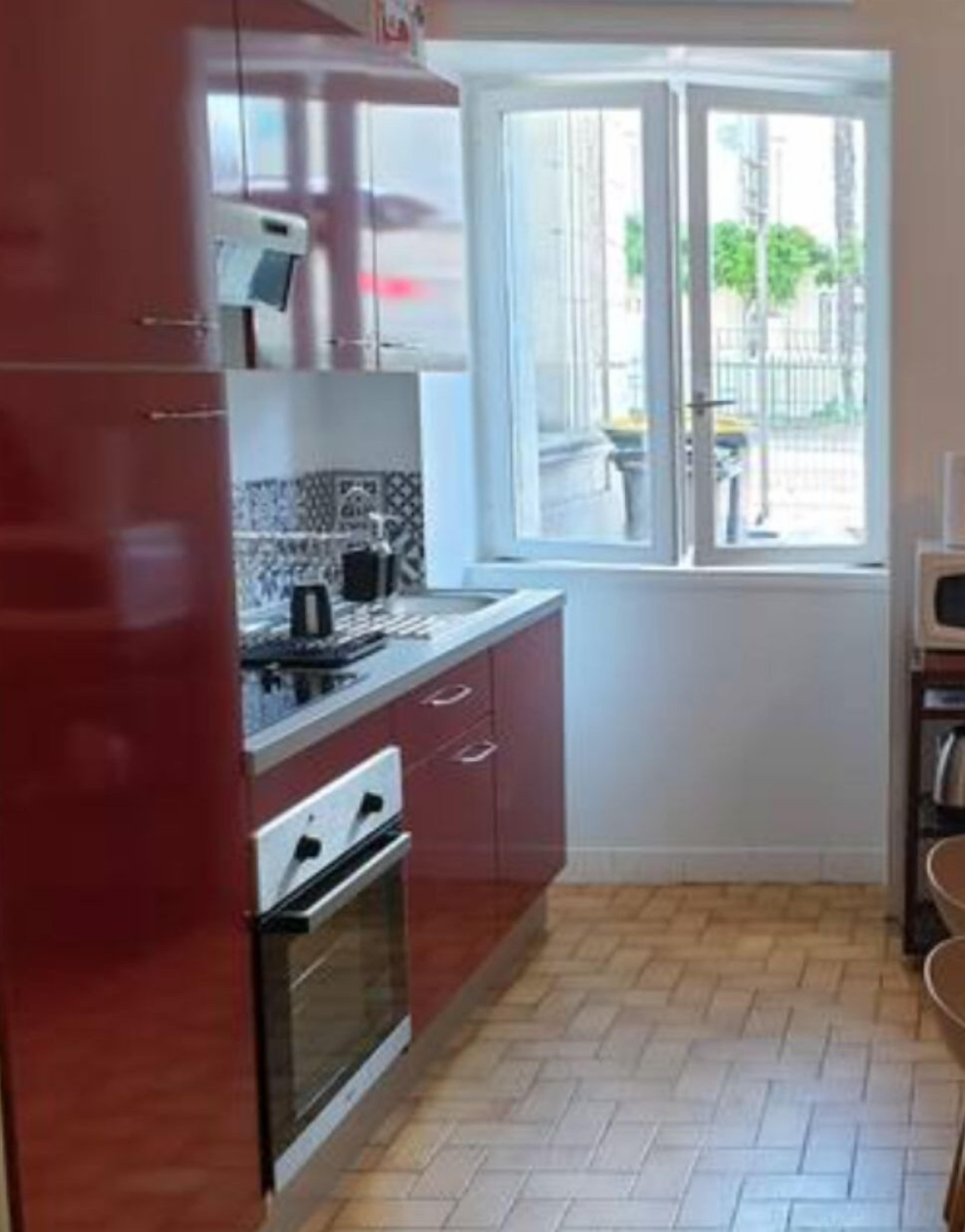 Standard Studio Suite | Private kitchen | Fridge, microwave, oven, stovetop