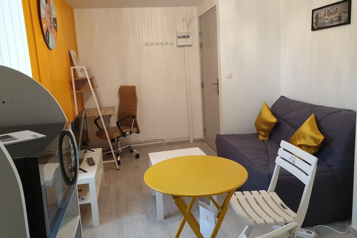 Comfort Studio | Living area | Flat-screen TV
