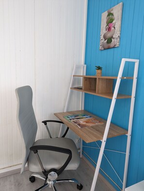 Een bureau, geluiddichte muren, een strijkplank/strijkijzer, gratis wifi