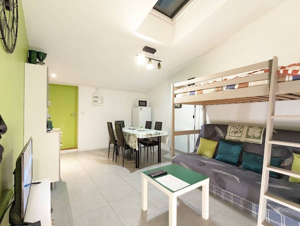 Appartement Design | Aire de séjour | Téléviseur à écran plat